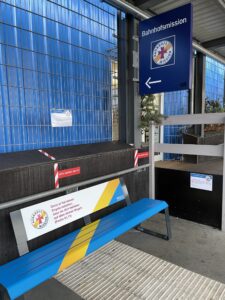 Beheizte Sitzbank vor Bahnhofsmission Stuttgart